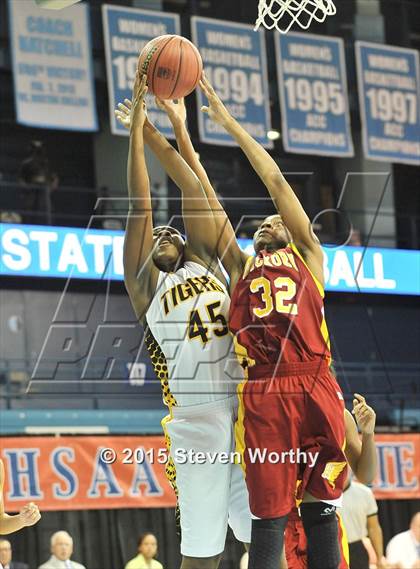Thumbnail 1 in Hickory vs. Chapel Hill (NCHSAA 3A Final) photogallery.