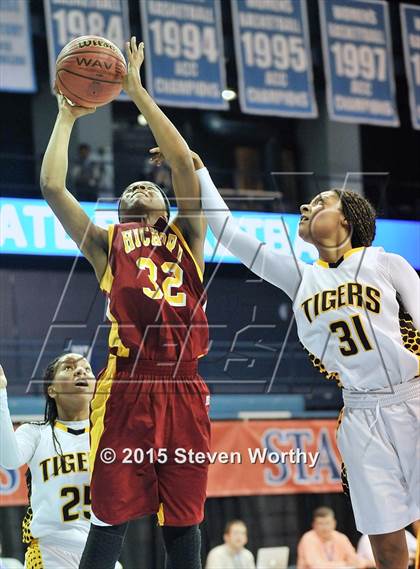 Thumbnail 3 in Hickory vs. Chapel Hill (NCHSAA 3A Final) photogallery.