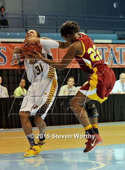 Thumbnail 3 in Hickory vs. Chapel Hill (NCHSAA 3A Final) photogallery.