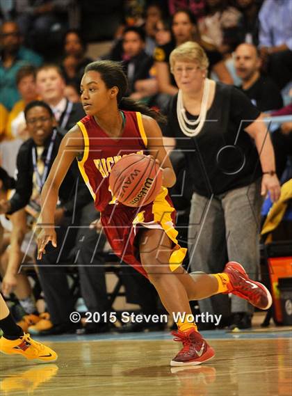 Thumbnail 2 in Hickory vs. Chapel Hill (NCHSAA 3A Final) photogallery.