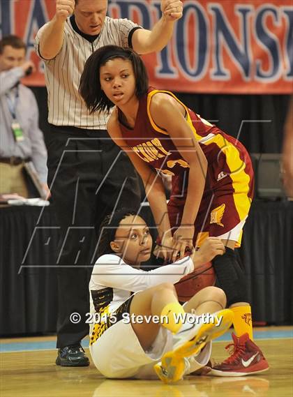 Thumbnail 2 in Hickory vs. Chapel Hill (NCHSAA 3A Final) photogallery.