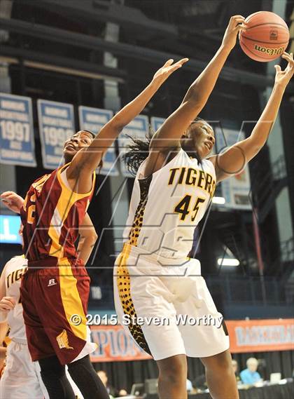 Thumbnail 1 in Hickory vs. Chapel Hill (NCHSAA 3A Final) photogallery.