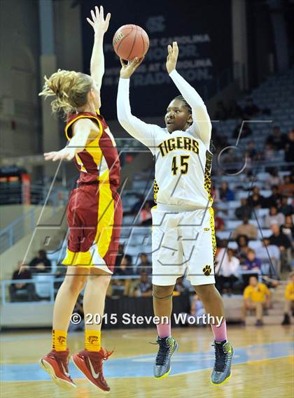Thumbnail 3 in Hickory vs. Chapel Hill (NCHSAA 3A Final) photogallery.