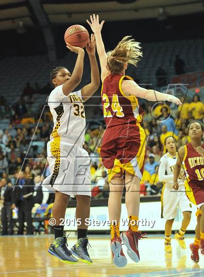 Thumbnail 3 in Hickory vs. Chapel Hill (NCHSAA 3A Final) photogallery.