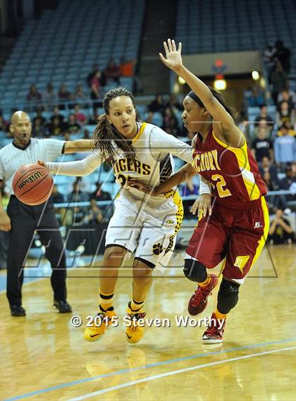 Thumbnail 2 in Hickory vs. Chapel Hill (NCHSAA 3A Final) photogallery.