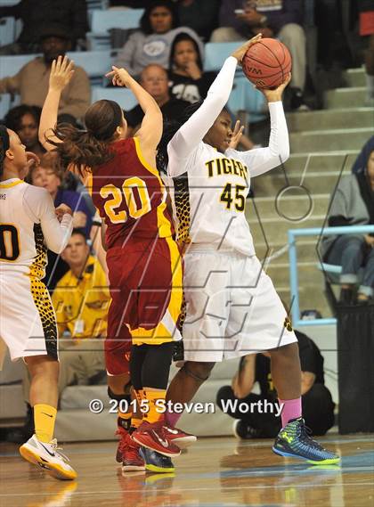 Thumbnail 2 in Hickory vs. Chapel Hill (NCHSAA 3A Final) photogallery.