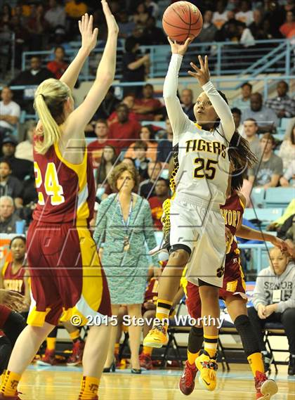 Thumbnail 1 in Hickory vs. Chapel Hill (NCHSAA 3A Final) photogallery.