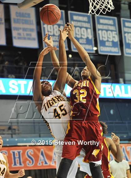 Thumbnail 2 in Hickory vs. Chapel Hill (NCHSAA 3A Final) photogallery.