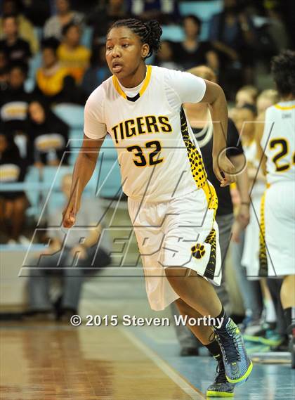 Thumbnail 1 in Hickory vs. Chapel Hill (NCHSAA 3A Final) photogallery.