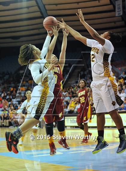 Thumbnail 3 in Hickory vs. Chapel Hill (NCHSAA 3A Final) photogallery.