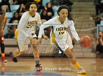 Thumbnail 2 in Hickory vs. Chapel Hill (NCHSAA 3A Final) photogallery.