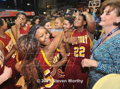 Thumbnail 3 in Hickory vs. Chapel Hill (NCHSAA 3A Final) photogallery.