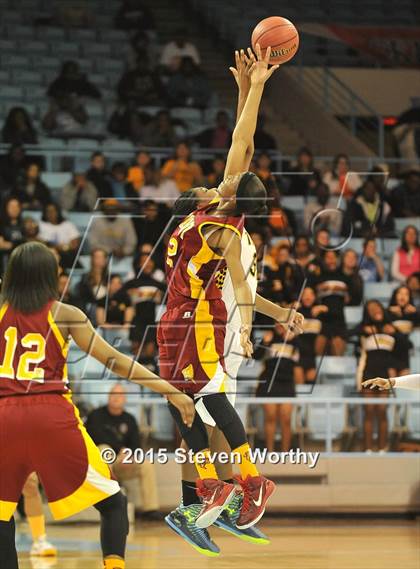 Thumbnail 1 in Hickory vs. Chapel Hill (NCHSAA 3A Final) photogallery.