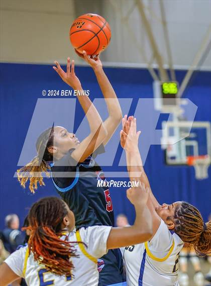 Thumbnail 1 in Carver vs. Oak Cliff Faith Family Academy (She Got Game Classic) photogallery.