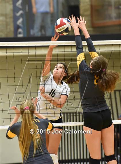 Thumbnail 3 in O'Connor Vs East Central (UIL 6A Bi-District Playoff) photogallery.