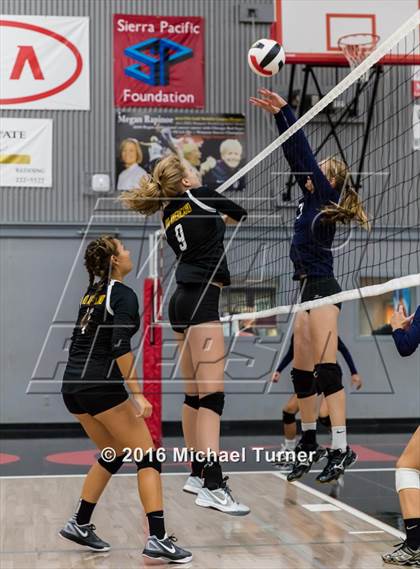 Thumbnail 2 in Pleasant Valley vs. Rio Americano photogallery.