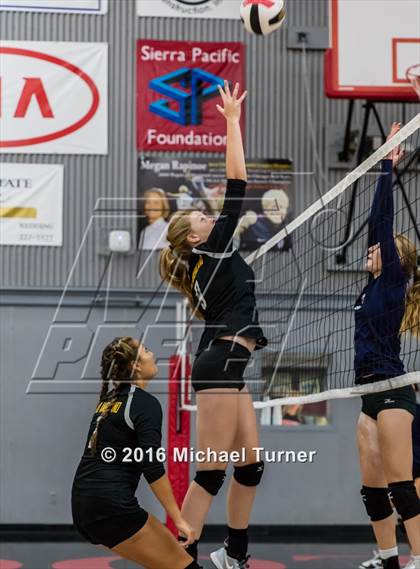 Thumbnail 1 in Pleasant Valley vs. Rio Americano photogallery.