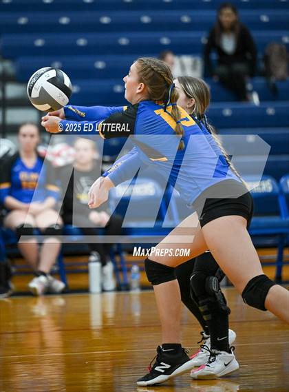 Thumbnail 1 in Western @ Clay (OHSAA Divison VII District Semifinal) photogallery.