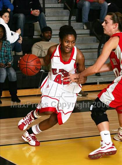 Thumbnail 2 in Mater Dei vs. Mt. Miguel (So Cal Holiday Classic) photogallery.
