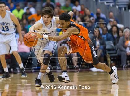Thumbnail 3 in Lancaster vs. Vela (UIL 5A Semifinal) photogallery.