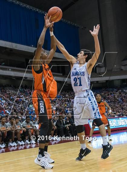 Thumbnail 2 in Lancaster vs. Vela (UIL 5A Semifinal) photogallery.