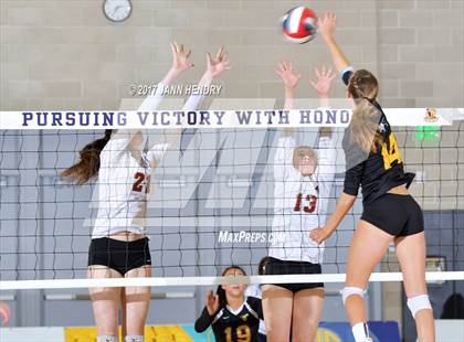 Thumbnail 3 in Lincoln vs. Point Loma (CIF State D3 Final) photogallery.
