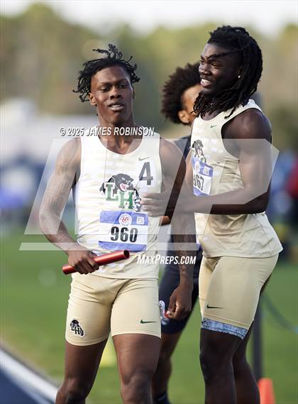 Thumbnail 3 in Bob Hayes Invitational (4x400m) photogallery.