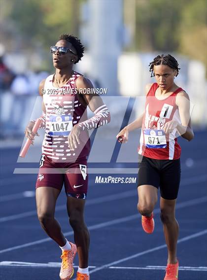 Thumbnail 2 in Bob Hayes Invitational (4x400m) photogallery.