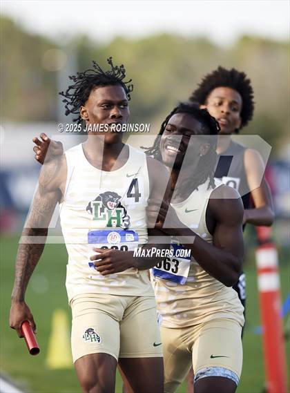 Thumbnail 2 in Bob Hayes Invitational (4x400m) photogallery.