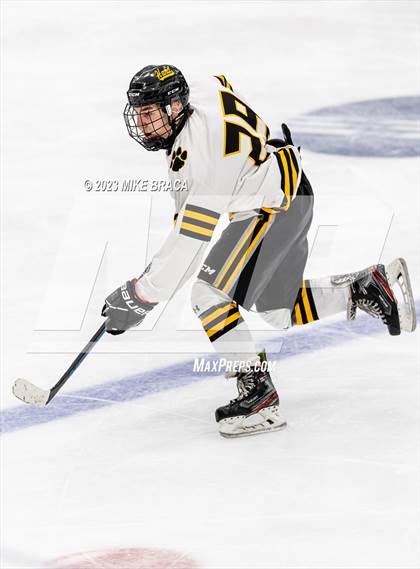 Thumbnail 2 in Daniel Hand vs Rogers/Middletown/Tiverton (Crusader Christmas Classic) photogallery.