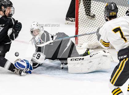 Thumbnail 1 in Daniel Hand vs Rogers/Middletown/Tiverton (Crusader Christmas Classic) photogallery.