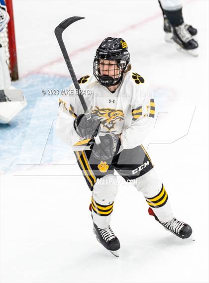 Thumbnail 1 in Daniel Hand vs Rogers/Middletown/Tiverton (Crusader Christmas Classic) photogallery.