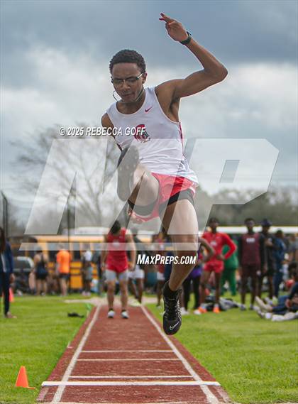 Thumbnail 1 in Dickinson C.L. Hanna Gator Relays photogallery.