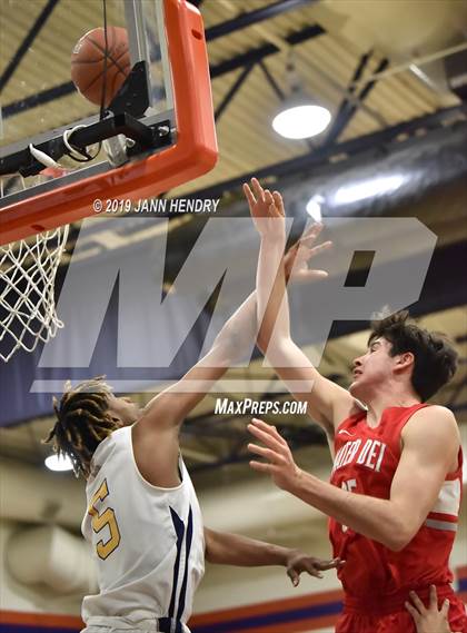 Thumbnail 2 in Mater Dei vs. Putnam City West (Tarkanian Classic) photogallery.