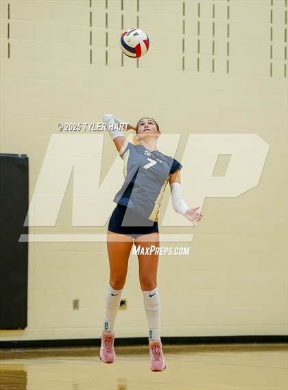 Thumbnail 2 in Floyd Central vs. Tri-West Hendricks photogallery.