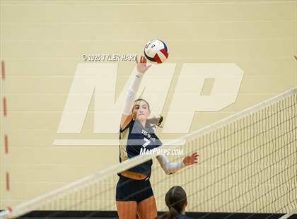 Thumbnail 2 in Floyd Central vs. Tri-West Hendricks photogallery.