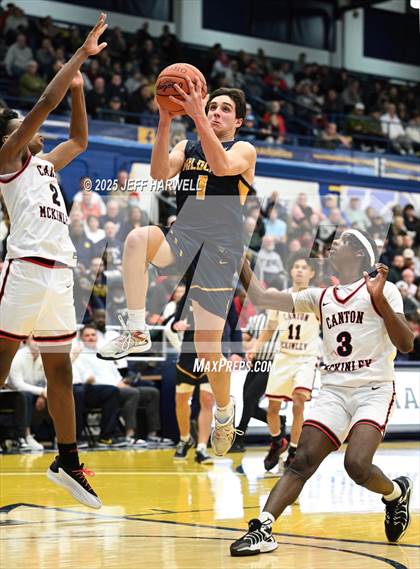 Thumbnail 2 in McKinley vs. St. Ignatius (OHSAA Division 1 Regional Final) photogallery.