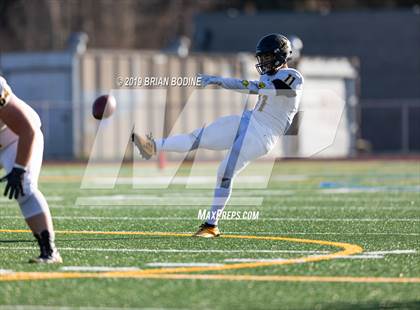 Thumbnail 3 in Lincoln vs Eastside Catholic (WIAA 3A Semifinal) photogallery.