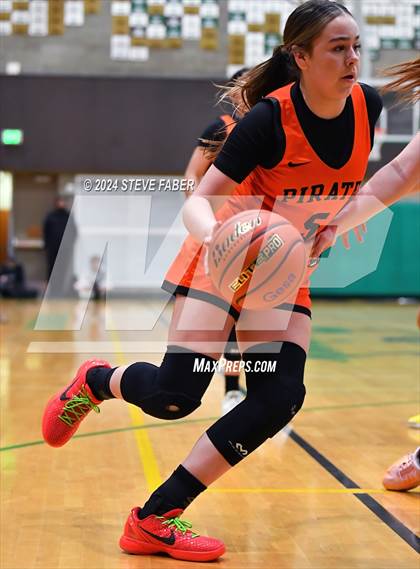 Thumbnail 1 in Davis @ Sumner  (WIAA 4A Round 1) photogallery.