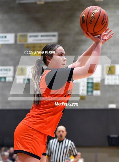 Thumbnail 3 in Davis @ Sumner  (WIAA 4A Round 1) photogallery.