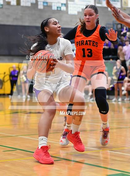 Thumbnail 2 in Davis @ Sumner  (WIAA 4A Round 1) photogallery.