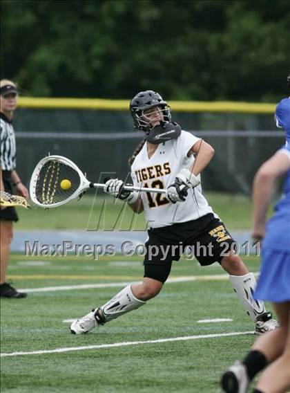 Thumbnail 3 in Hand vs. Darien (CIAC Class M Final) photogallery.