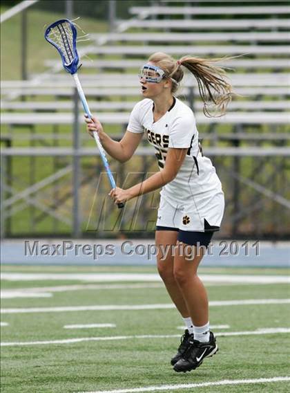 Thumbnail 3 in Hand vs. Darien (CIAC Class M Final) photogallery.