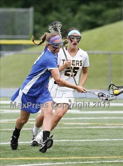 Thumbnail 2 in Hand vs. Darien (CIAC Class M Final) photogallery.
