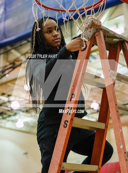 Thumbnail 1 in Avon vs. Brownsburg (IHSAA 4A Third Round Playoff) photogallery.