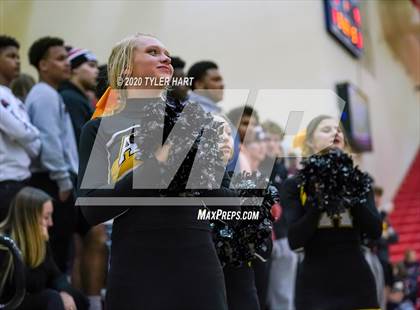 Thumbnail 2 in Avon vs. Brownsburg (IHSAA 4A Third Round Playoff) photogallery.