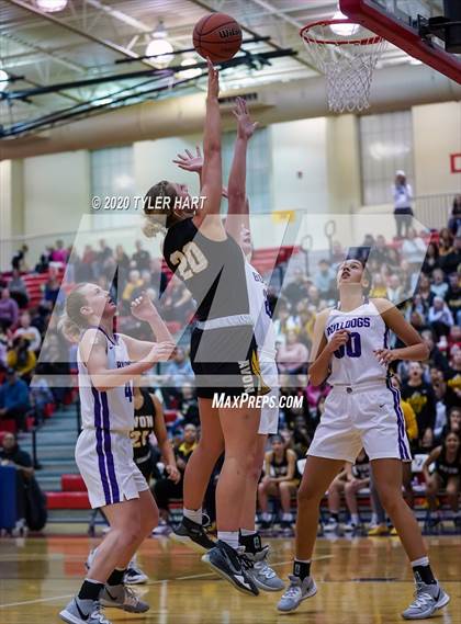 Thumbnail 2 in Avon vs. Brownsburg (IHSAA 4A Third Round Playoff) photogallery.