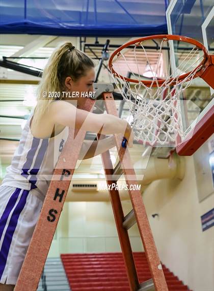 Thumbnail 3 in Avon vs. Brownsburg (IHSAA 4A Third Round Playoff) photogallery.