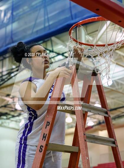 Thumbnail 2 in Avon vs. Brownsburg (IHSAA 4A Third Round Playoff) photogallery.