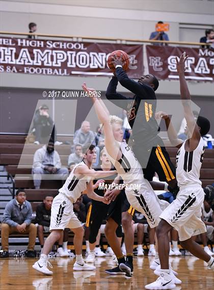 Thumbnail 2 in Montini Catholic @ Chicago Mt. Carmel photogallery.
